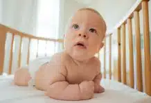 un bébé dans son lit