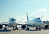 Deux grands avions commerciaux Boeing et Airbus côte à côte à l'aéroport