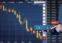 Bourse : ces produits financiers à ne pas mettre dans toutes les mains homme qui suit l'évolution de la bourse avec sa tablette