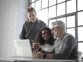 5 logiciels pratiques pour détourer une image 3 personnes travaillant sur un Mac