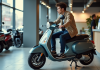 Quels éléments influencent le coût des scooters 50cc ? Jeune homme examine un scooter 50cc en concession