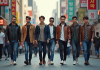 Groupe de jeunes hommes stylés dans une rue de Seoul