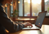 Personne au café utilisant un ordinateur portable dans une ambiance détendue