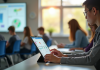 Salle de classe moderne avec étudiant utilisant une tablette